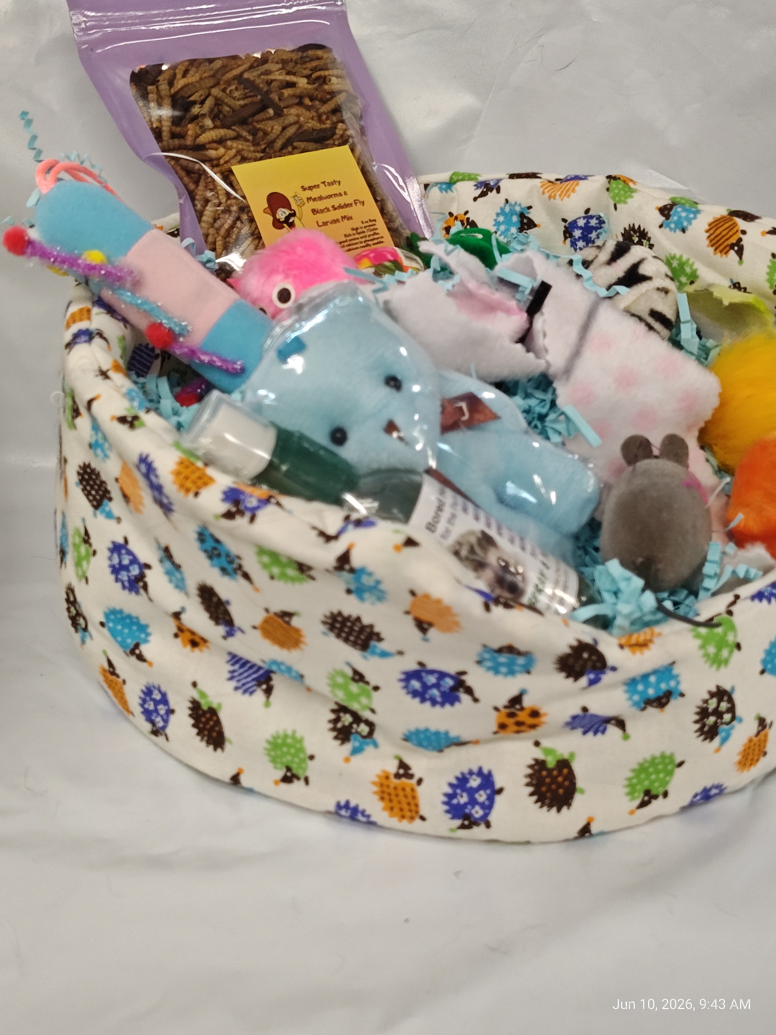 Cuddle Cup dig Box Lots of toys Great for Hedgehogs & Exotics