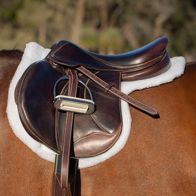Equinavia Eidsvoll Close Contact English Saddle Pad | Horse Saddle Pad with Shock Absorbing Fleece Top | Hook &amp; Loop Billet Straps, Secure Fit | Breathable for All Riding Styles