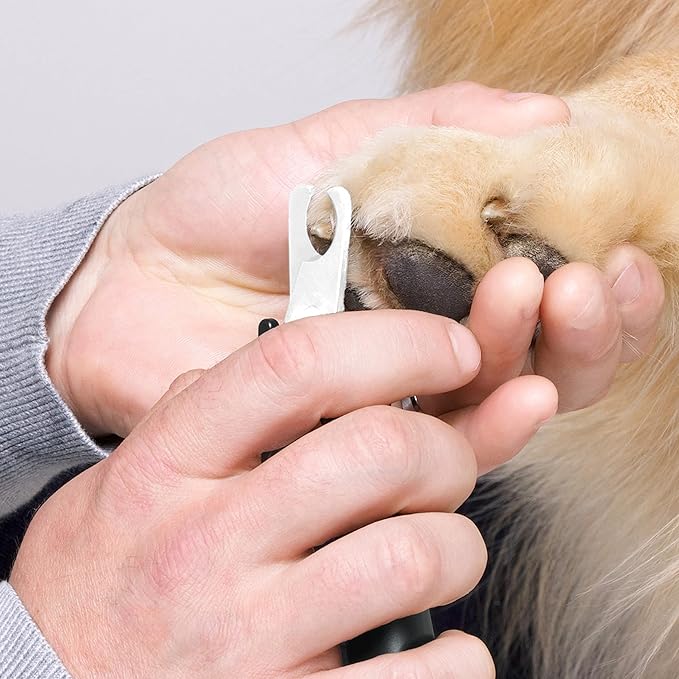 Tweezerman Large Nail Clippers for Dogs &amp; Cats, Manual Professional Cat &amp; Dog Nail Trimmer with Ergonomic Handle